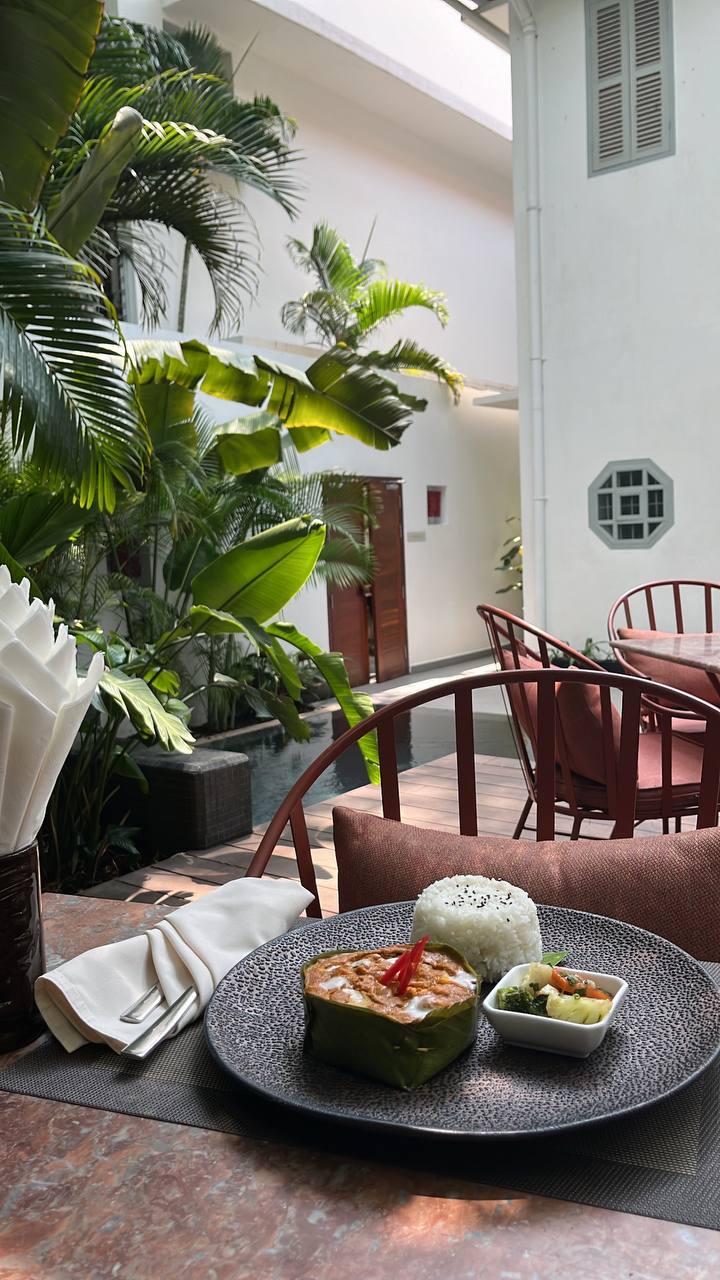 Dish by the poolside